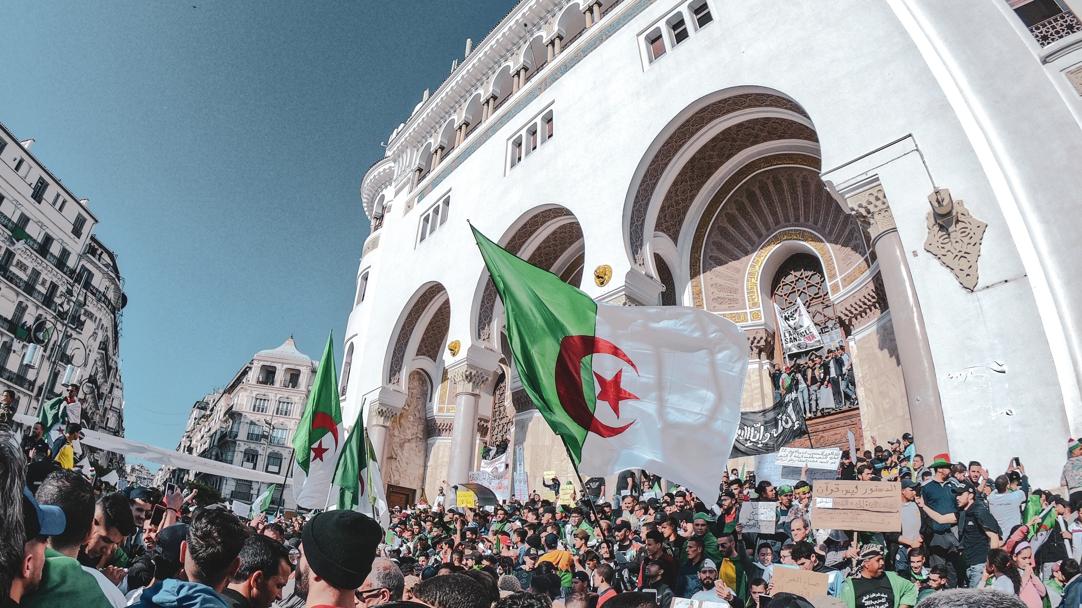 Manifestation à Alger devant la Grande Poste en avril 2019