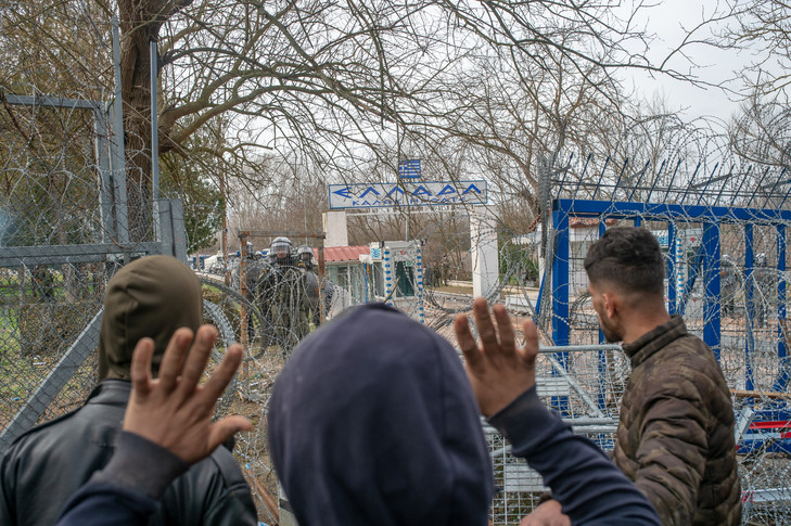 migrants-adressent-police-grecque-passage-frontiere-entre-Turquie-Grece-region-Edirne-4-2020_0_729_485